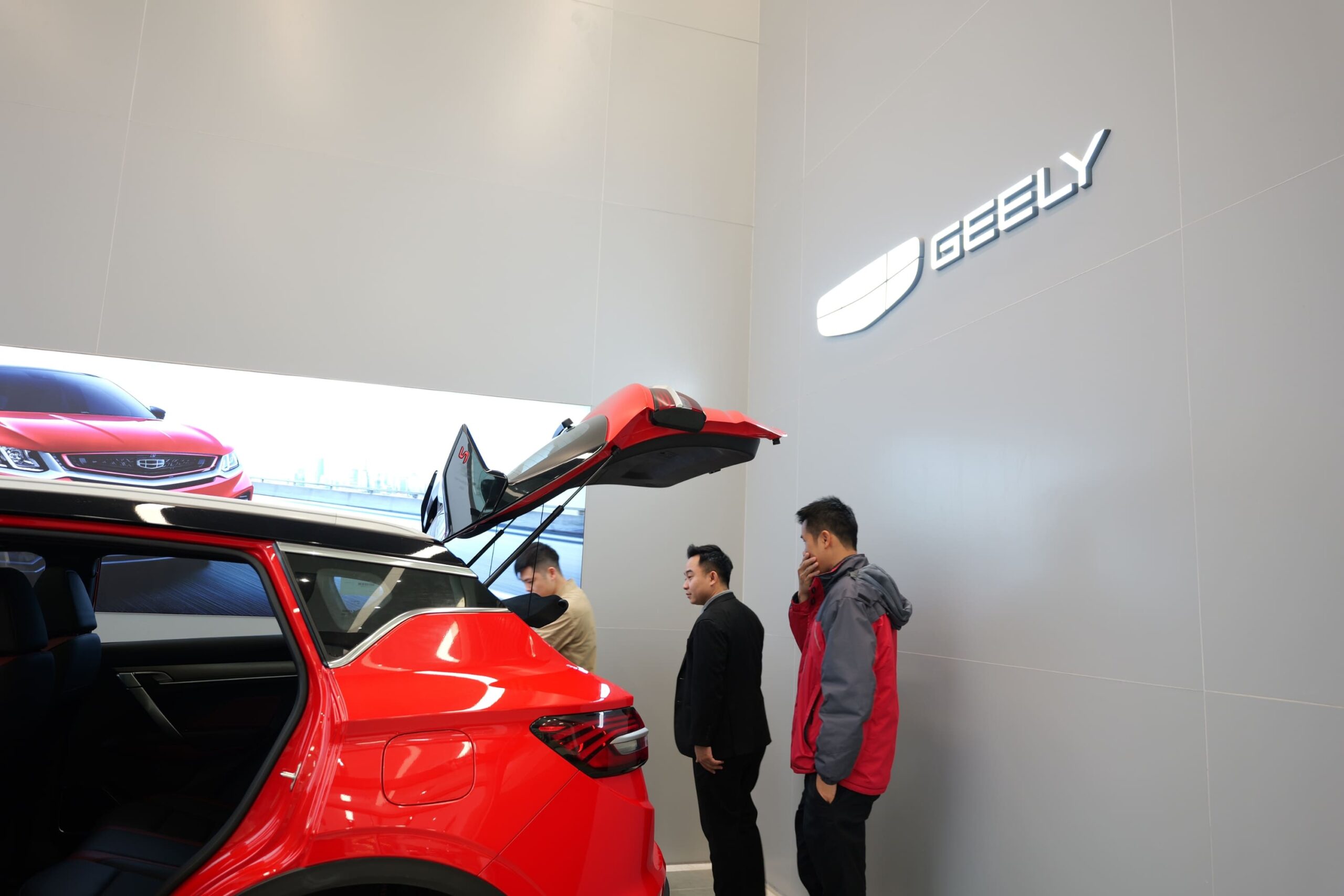 Đội ngũ Geely Hòa Bình hỗ trợ khách hàng nhiệt tình
